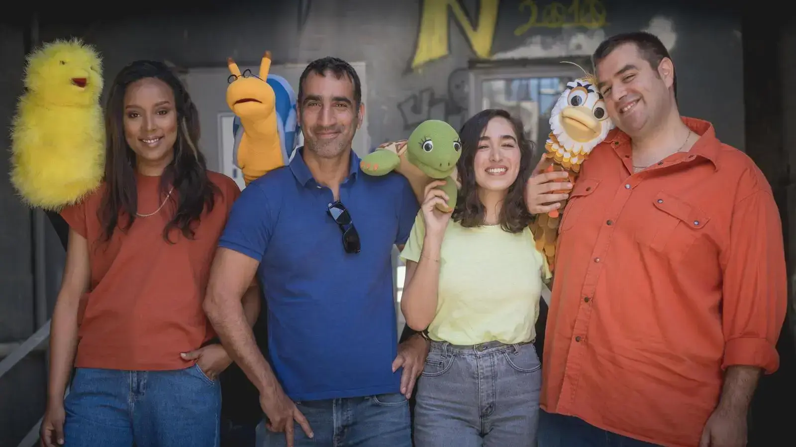 המנחים של "פרפר נחמד 2021" של כאן חינוכית - משי קלינשטיין, אורי בנאי, אסתר רדא ובן יוסיפוביץ, עם הבובות נולי, אוזה, שבי ובץ המנחים של "פרפר נחמד 2021" של כאן חינוכית - משי קלינשטיין, אורי בנאי, אסתר רדא ובן יוסיפוביץ, עם הבובות נולי, אוזה, שבי ובץ