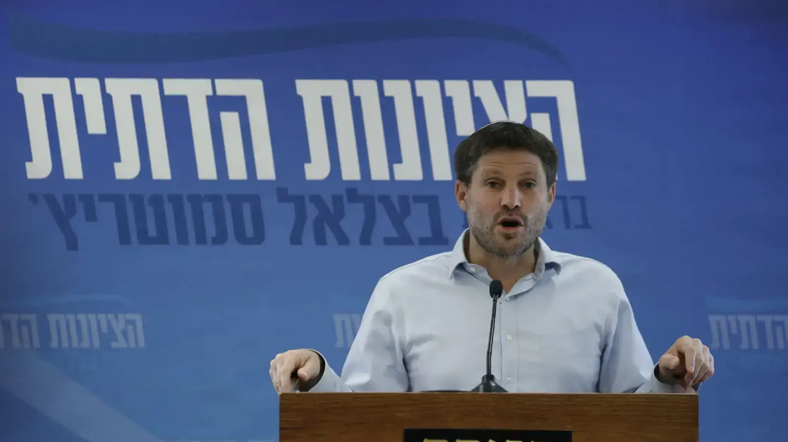 יו"ר הציונות הדתית, בצלאל סמוטריץ' במהלך הצהרה לתקשורת בפתח ישיבת מפלגתו 3 במאי 2021 יו"ר הציונות הדתית, בצלאל סמוטריץ' במהלך הצהרה לתקשורת בפתח ישיבת מפלגתו 3 במאי 2021