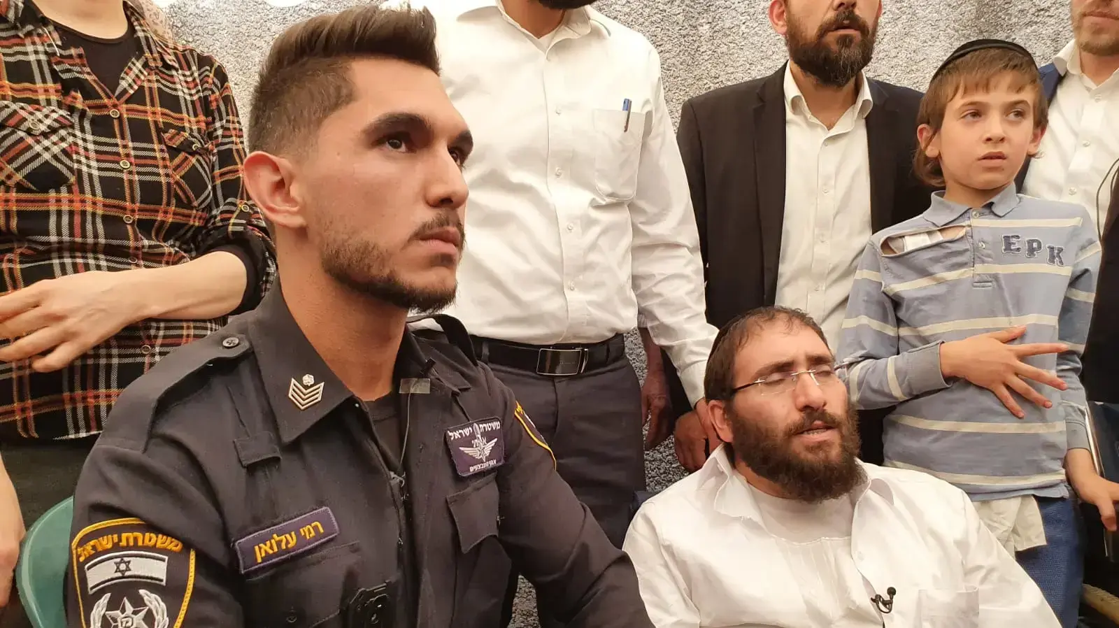 אביגדור חיות ששכל את בנו ידידיה באסון במירון במפגש עם השוטר רמי עלואן, בני ברק, 3 במאי 2021 אביגדור חיות ששכל את בנו ידידיה באסון במירון במפגש עם השוטר רמי עלואן, בני ברק, 3 במאי 2021