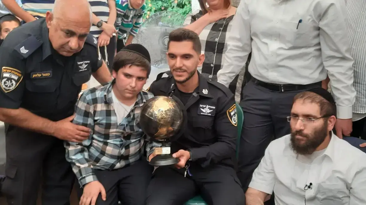 אביגדור חיות ששכל את בנו ידידיה באסון במירון במפגש עם השוטר רמי עלואן, בני ברק, 3 במאי 2021 אביגדור חיות ששכל את בנו ידידיה באסון במירון במפגש עם השוטר רמי עלואן, בני ברק, 3 במאי 2021
