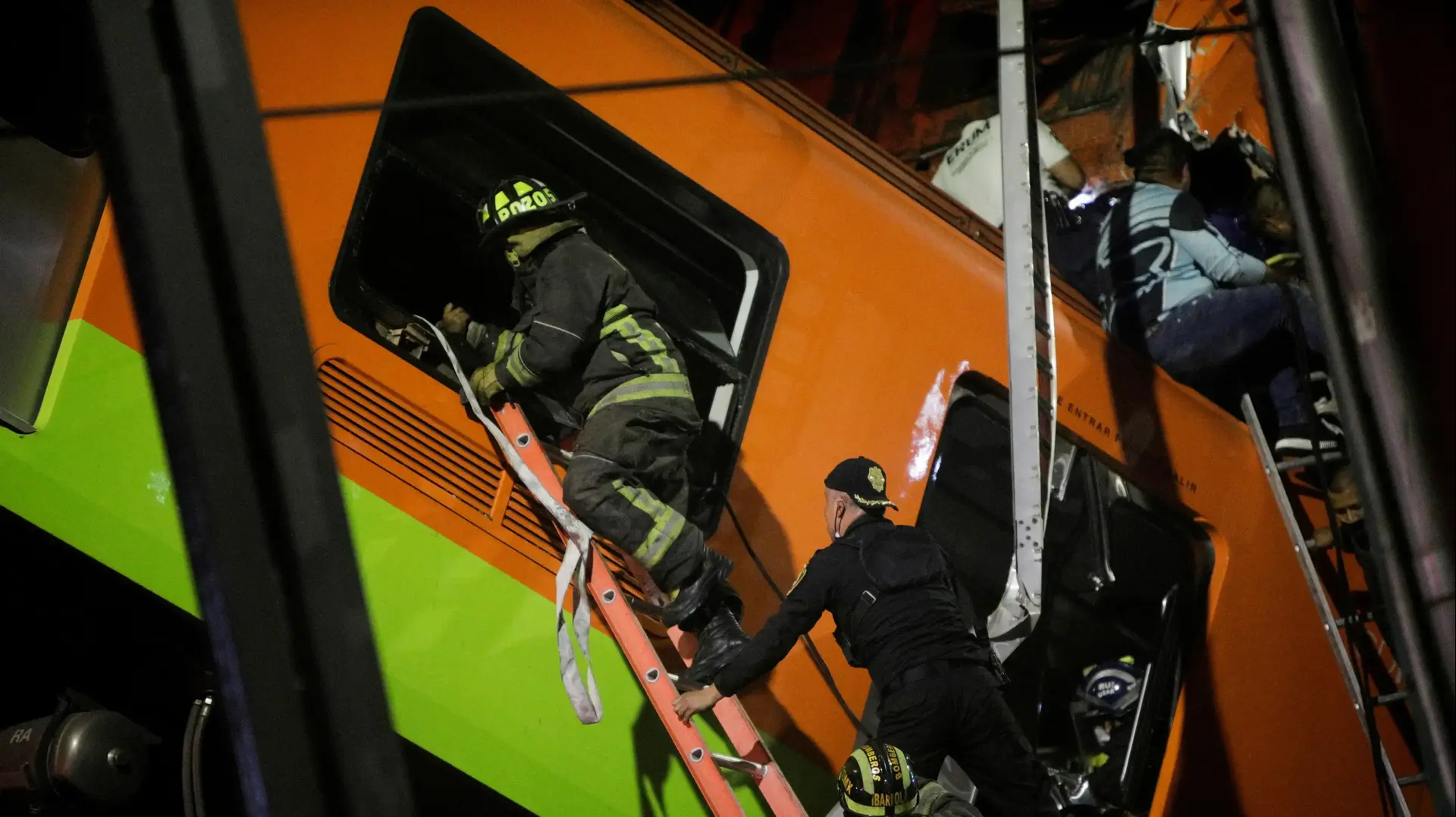 צוותי חילוץ באתר שבו קרס גשר עילי ועליו רכבת במקסיקו סיטי, מקסיקו, 4 במאי 2021