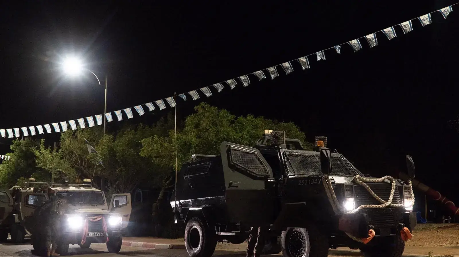 כוחות צה"ל במהלך פעילות ביהודה ושומרון כחלק מהמרדף אחר המחבלים החשודים שביצעו את הירי בצומת תפוח 4 במאי 2021
כוחות צה"ל במהלך פעילות ביהודה ושומרון כחלק מהמרדף אחר המחבלים החשודים שביצעו את הירי בצומת תפוח 4 במאי 2021
