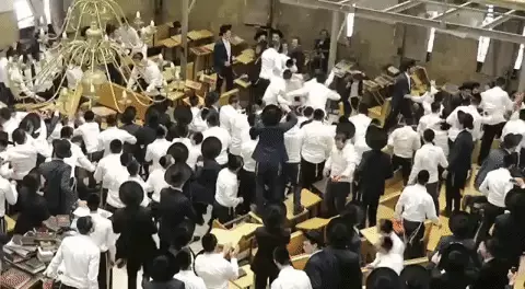 GIF -  קטטה אלימה בישיבה בבני ברק