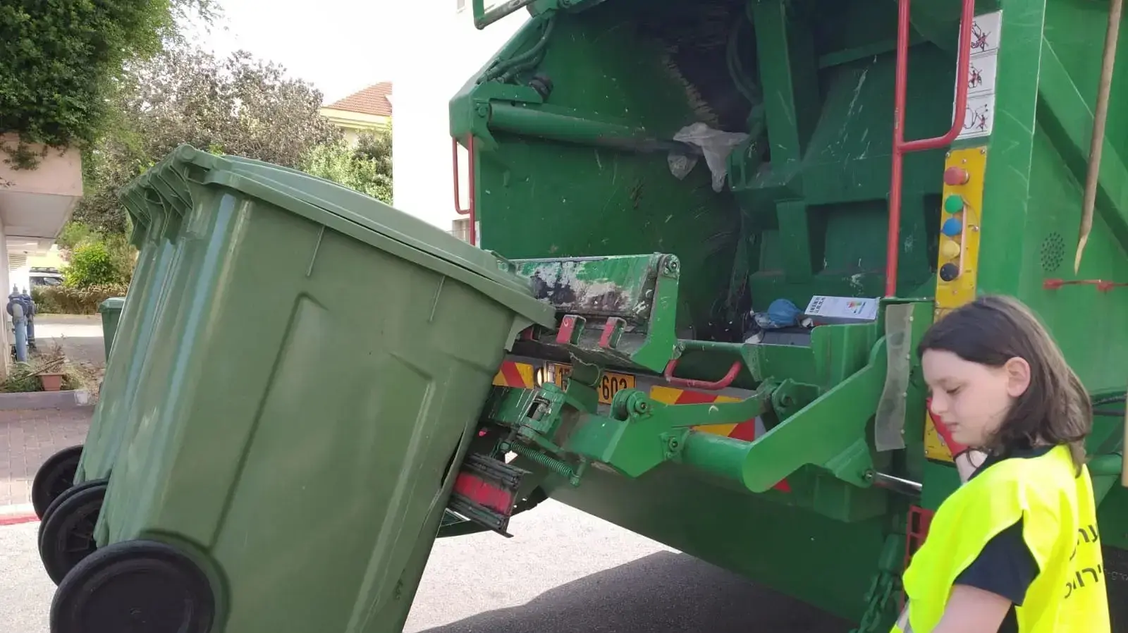 גולן שיינפיין , הגשים חלום להיות עובד במשאית זבל ליום אחד, כפר סבא, 4 במאי 2021 גולן שיינפיין , הגשים חלום להיות עובד במשאית זבל ליום אחד, כפר סבא, 4 במאי 2021
