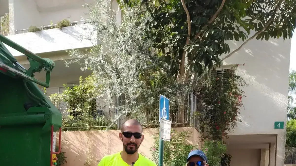 גולן שיינפיין , הגשים חלום להיות עובד במשאית זבל ליום אחד, כפר סבא, 4 במאי 2021 גולן שיינפיין , הגשים חלום להיות עובד במשאית זבל ליום אחד, כפר סבא, 4 במאי 2021