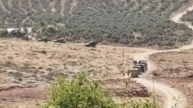 כוחות הביטחון מכתרים מבנה בעקרבא במסגרת המרדף אחר המחבל שביצע את הפיגוע בצומת תפוח, 5 במאי 2021 כוחות הביטחון מכתרים מבנה בעקרבא במסגרת המרדף אחר המחבל שביצע את הפיגוע בצומת תפוח, 5 במאי 2021