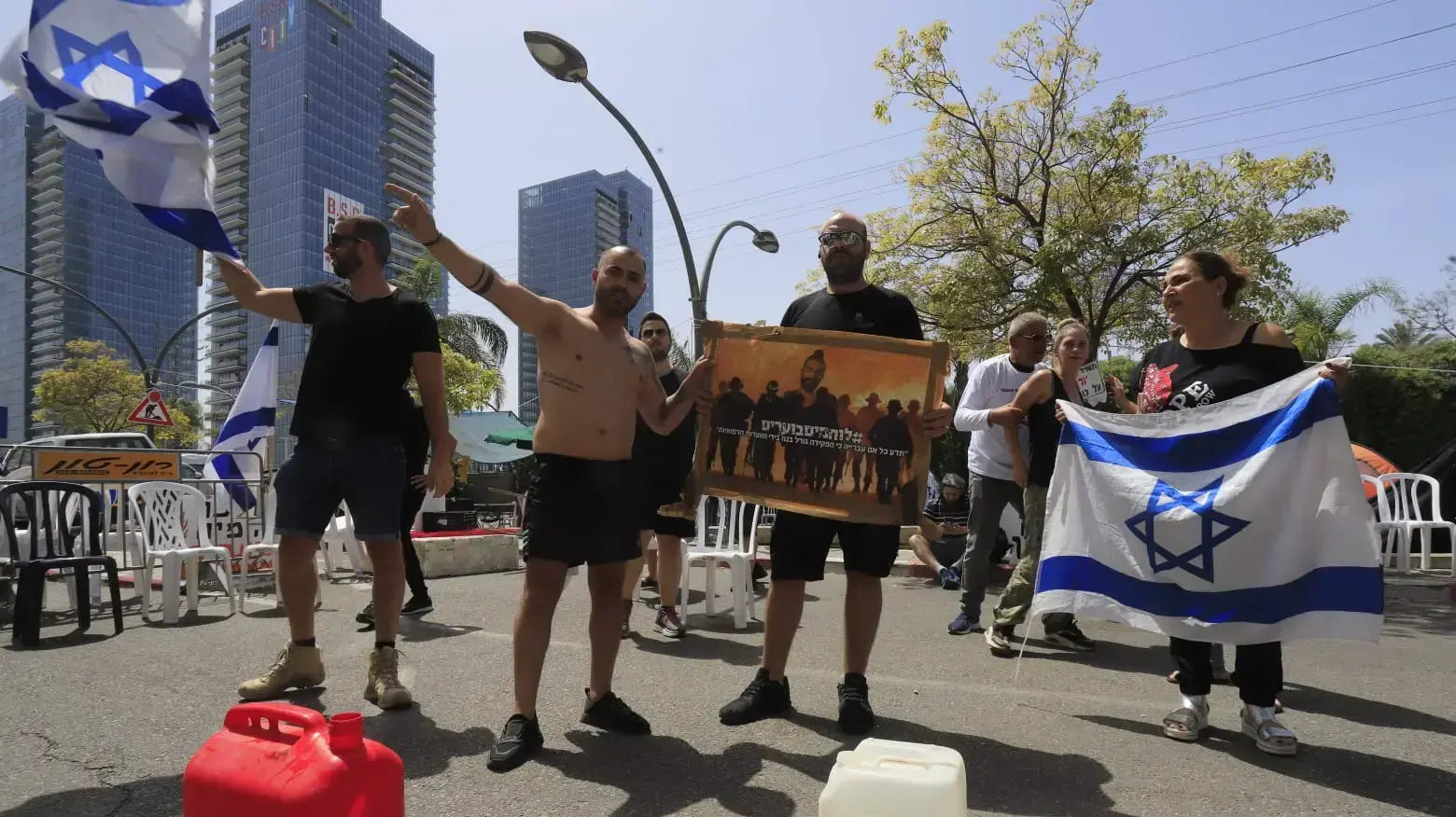 הפגנת פצועי צה"ל מקבוצת "הלוחמים הבוערים" מול בניין הועדות הרפואיות של אגף השיקום בפתח תקווה, 5 במאי 2021 הפגנת פצועי צה"ל מקבוצת "הלוחמים הבוערים" מול בניין הועדות הרפואיות של אגף השיקום בפתח תקווה, 5 במאי 2021