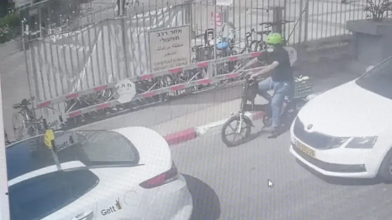 תושב בני ברק שהבריח את בנו מפגיעה באיכילוב בארגז של אופניים חשמליים תושב בני ברק שהבריח את בנו מפגיעה באיכילוב בארגז של אופניים חשמליים
