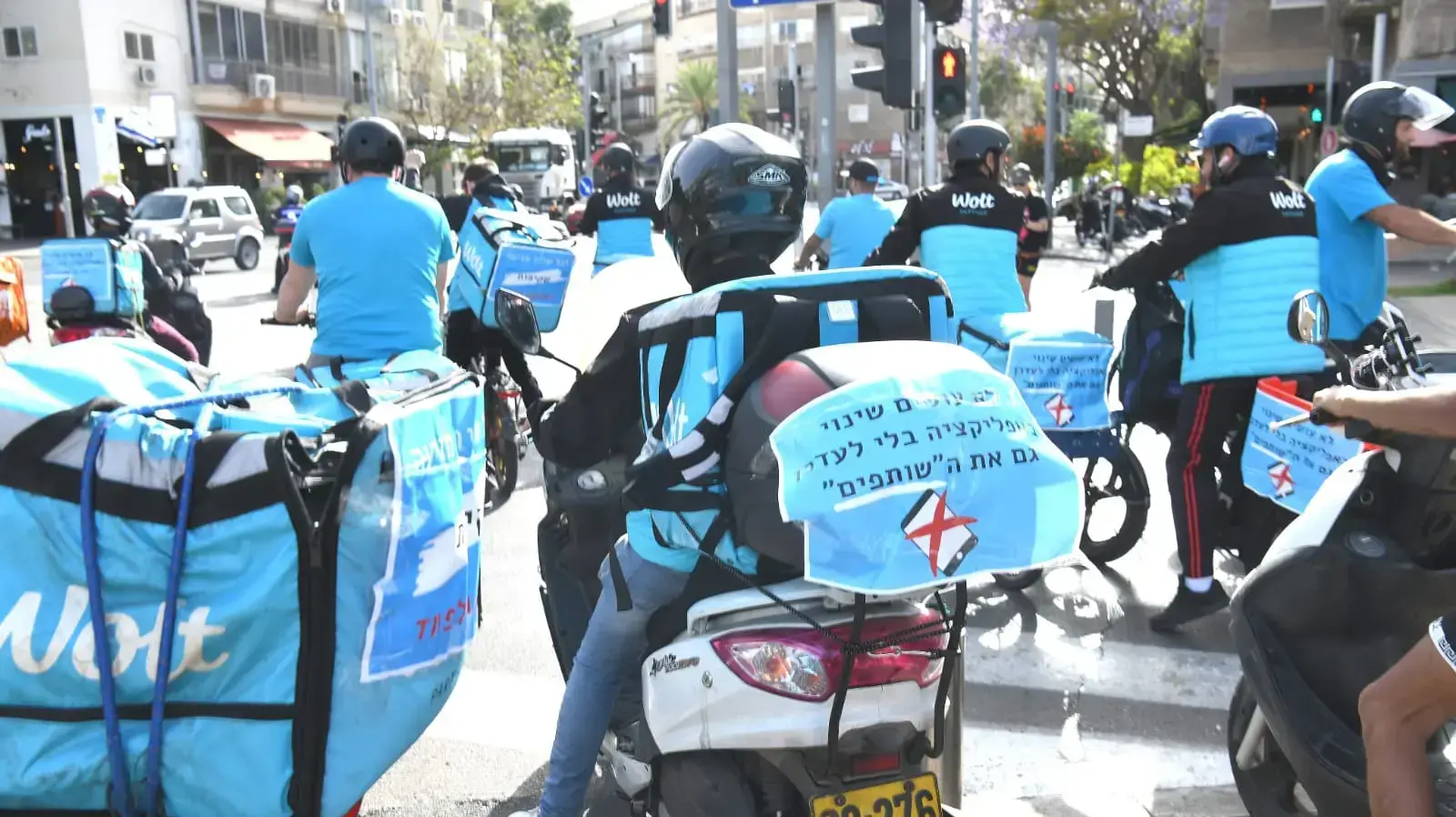 הפגנה | שליחי וולט בטענה שהחברה משלמת לעובדים לא חוקיים ב״שחור״. כיכר רבין, ת"א, 6 במאי 2021