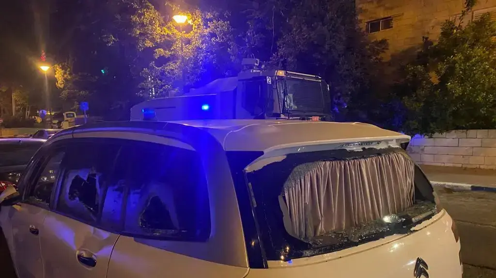 רכב שנפגע מיידוי אבנים בשכונת שיח ג'ראח בירושלים, 7 במאי 2021 רכב שנפגע מיידוי אבנים בשכונת שיח ג'ראח בירושלים, 7 במאי 2021