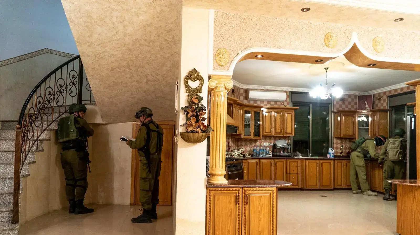 כוחות צה"ל בביתו של מונתסר שלבי, המחבל מהפיגוע בצומת תפוח, בכפר תורמוס עיא, 7 במאי 2021 כוחות צה"ל בביתו של מונתסר שלבי, המחבל מהפיגוע בצומת תפוח, בכפר תורמוס עיא, 7 במאי 2021