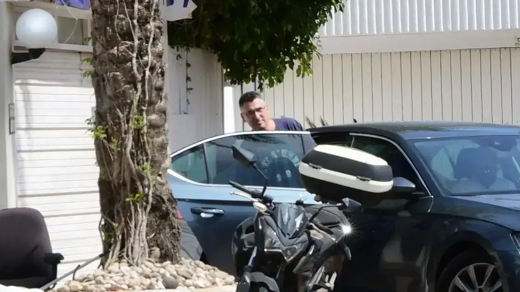 גדעון סער לאחר פגישתו עם יאיר לפיד ונפתלי בנט, 7 במאי 2021 בתל אביב גדעון סער לאחר פגישתו עם יאיר לפיד ונפתלי בנט, 7 במאי 2021 בתל אביב