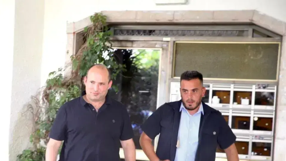 יו"ר ימינה נפתלי בנט בצאתו מפגישה עם יו"ר עבודה מרב מיכאלי בביתה בתל אביב, 7 במאי2021 יו"ר ימינה נפתלי בנט בצאתו מפגישה עם יו"ר עבודה מרב מיכאלי בביתה בתל אביב, 7 במאי2021