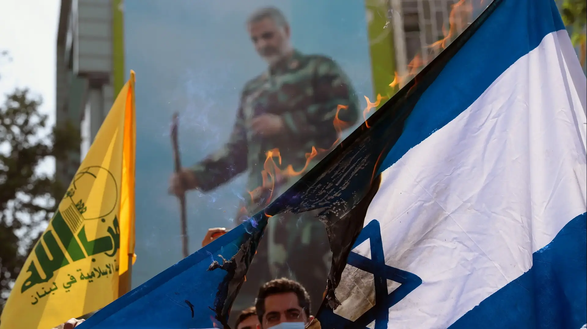 שריפת דגל ישראל במהלך יום ירושלים בטהראן, איראן, 7 במאי 2021 שריפת דגל ישראל במהלך יום ירושלים בטהראן, איראן, 7 במאי 2021