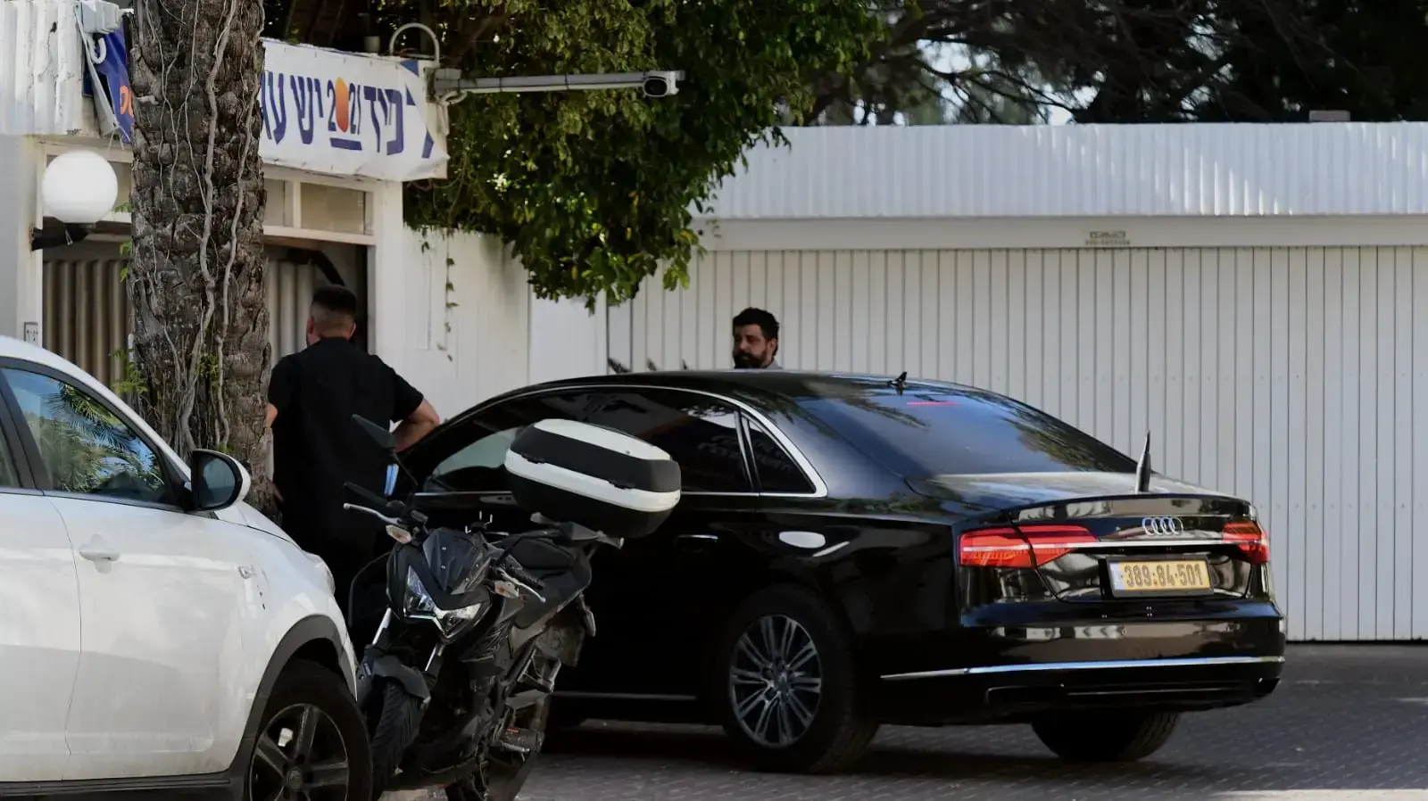 יו"ר ישראל ביתנו אביגדור ליברמן מגיע לפגישה עם יו"ר יש עתיד יאיר לפיד ויו"ר ימינה נפתלי בנט, 7 במאי, 2021 יו"ר ישראל ביתנו אביגדור ליברמן מגיע לפגישה עם יו"ר יש עתיד יאיר לפיד ויו"ר ימינה נפתלי בנט, 7 במאי, 2021