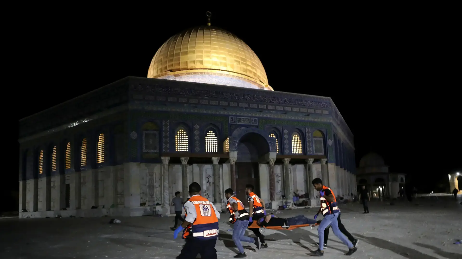 צוות רפואי של הסהר האדום מפנה פצועים מהמהומות בהר הבית, 7.5.21 צוות רפואי של הסהר האדום מפנה פצועים מהמהומות בהר הבית, 7.5.21