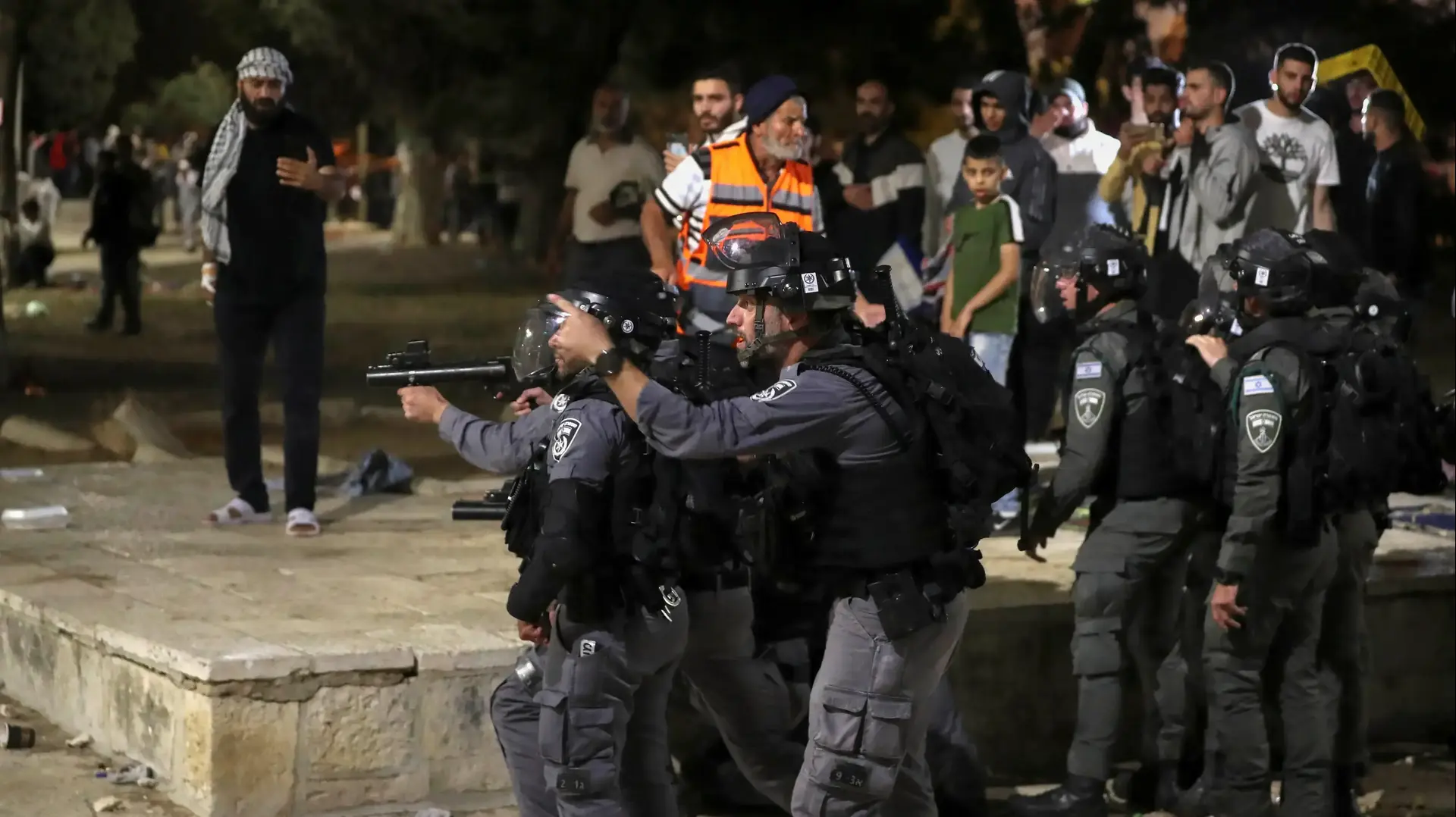 שוטרים בעימותים ליד מסגד אל-אקצא בירושלים, 7 במאי 2021 שוטרים בעימותים ליד מסגד אל-אקצא בירושלים, 7 במאי 2021