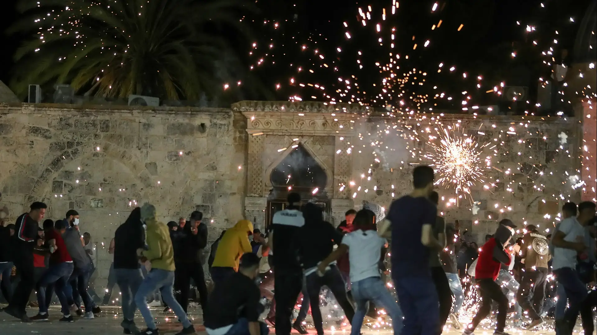 פלסטינים בעימותים עם המשטרה ליד מסגד אל-אקצא בירושלים, 7 במאי 2021