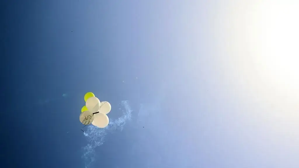 צעירים משגרים בלוני תבערה בגבול הרצועה. 8 במאי 2021 צעירים משגרים בלוני תבערה בגבול הרצועה. 8 במאי 2021