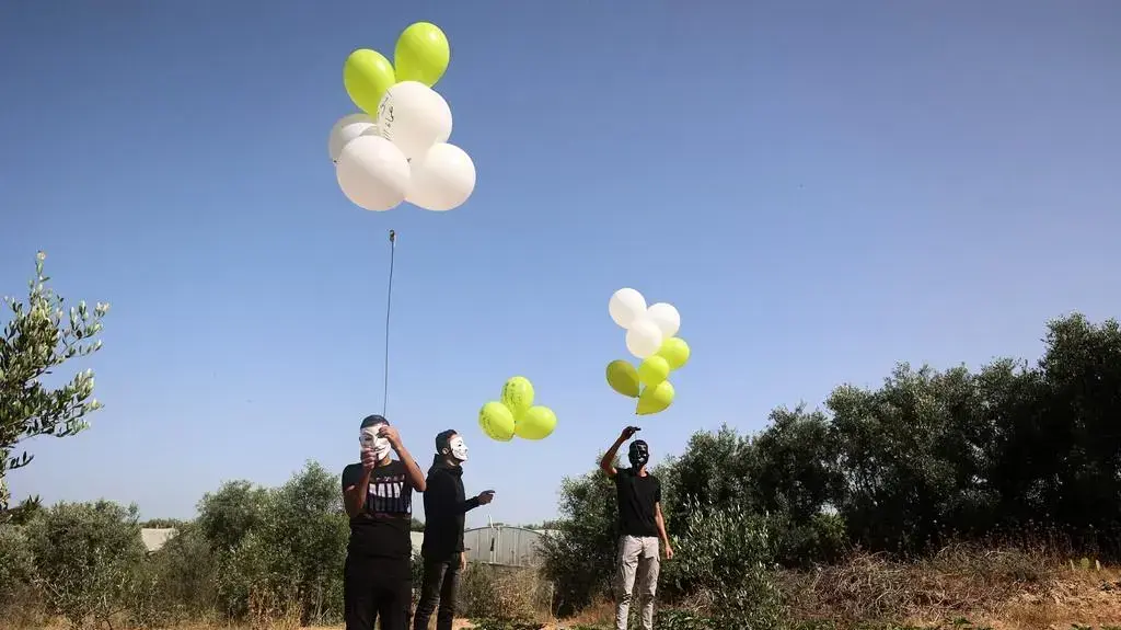 צעירים משגרים בלוני תבערה בגבול הרצועה. 8 במאי 2021 צעירים משגרים בלוני תבערה בגבול הרצועה. 8 במאי 2021