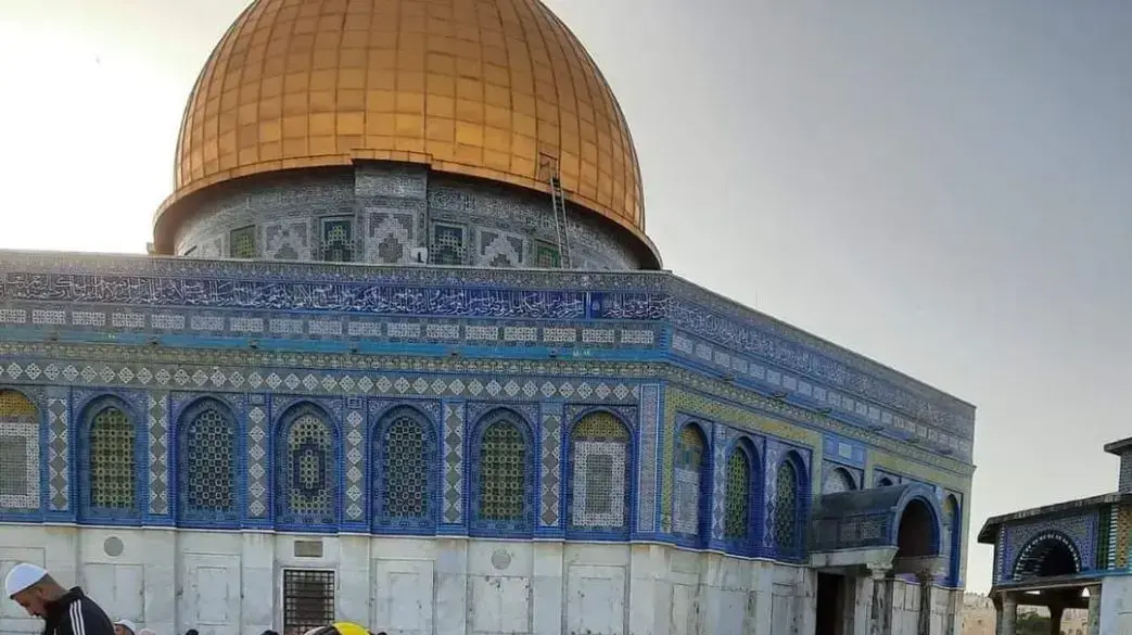 מתחמשים בהר הבית לקראת העימותים הצפויים עם כוחות הביטחון מתחמשים בהר הבית לקראת העימותים הצפויים עם כוחות הביטחון