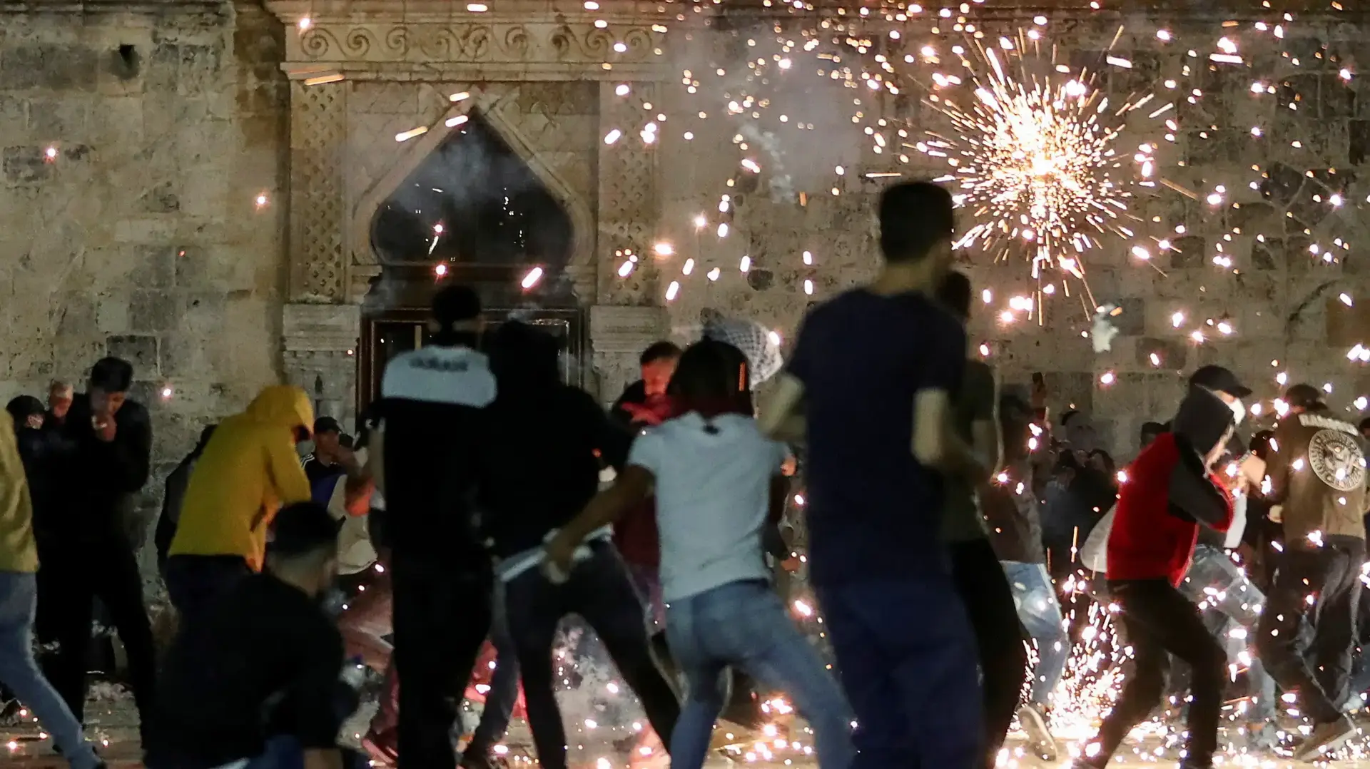 עימותים בשייח' ג'ראח בין פלסטינים לכוחות הביטחון עימותים בשייח' ג'ראח בין פלסטינים לכוחות הביטחון