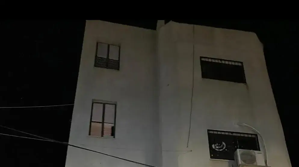 בניין המגורים בו פרצה השריפה בג'סר א-זרקא, שוטרים נמאים במקום ופתחו בחקירה. 9 במאי 2021 בניין המגורים בו פרצה השריפה בג'סר א-זרקא, שוטרים נמאים במקום ופתחו בחקירה. 9 במאי 2021