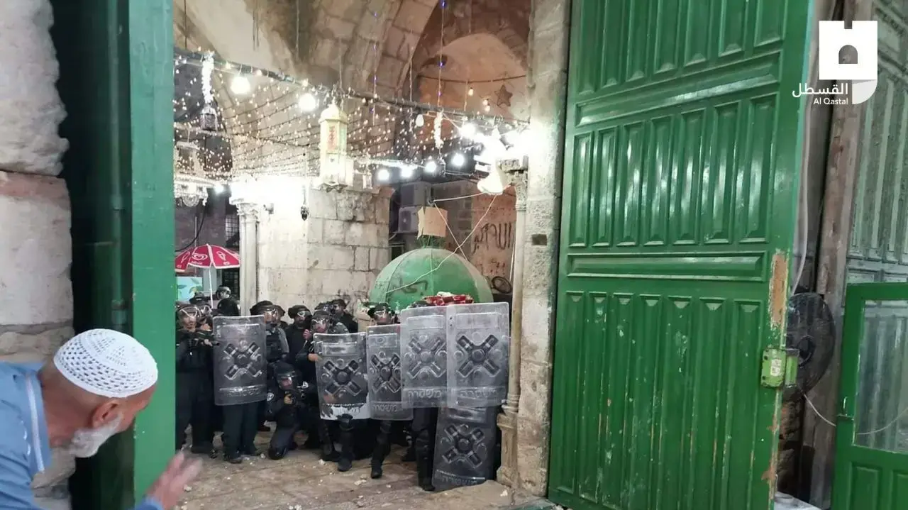 מתפללים הגיעו להר הבית ונחסמים על ידי כוחות המשטרה. 9 במאי 2021 מתפללים הגיעו להר הבית ונחסמים על ידי כוחות המשטרה. 9 במאי 2021