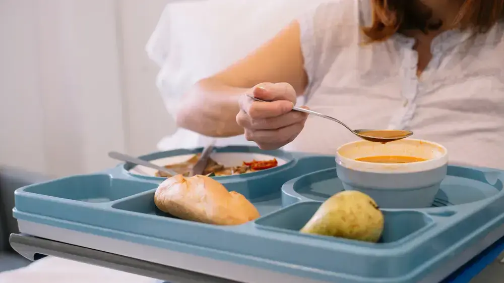 חולה באישפוז אוכל ארוחה של בית חולים חולה באישפוז אוכל ארוחה של בית חולים