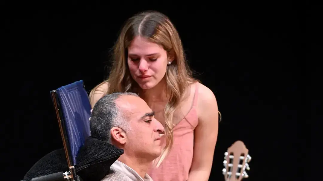 איאן יואל פינקוביץ' ויורם טולדנו, שנכנס לתפקיד שגילם רוני פינקוביץ' בגרסה החדשה של ההצגה "קונטקט" איאן יואל פינקוביץ' ויורם טולדנו, שנכנס לתפקיד שגילם רוני פינקוביץ' בגרסה החדשה של ההצגה "קונטקט"