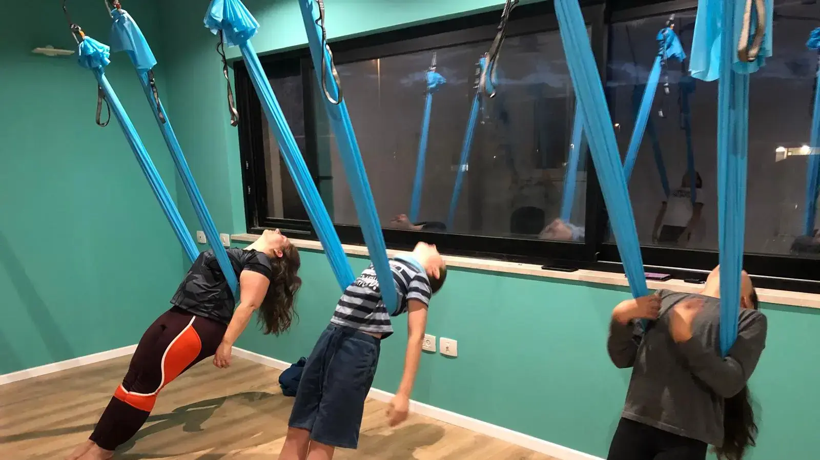 ילדים עושים יוגה ערסלים הלה גרבי