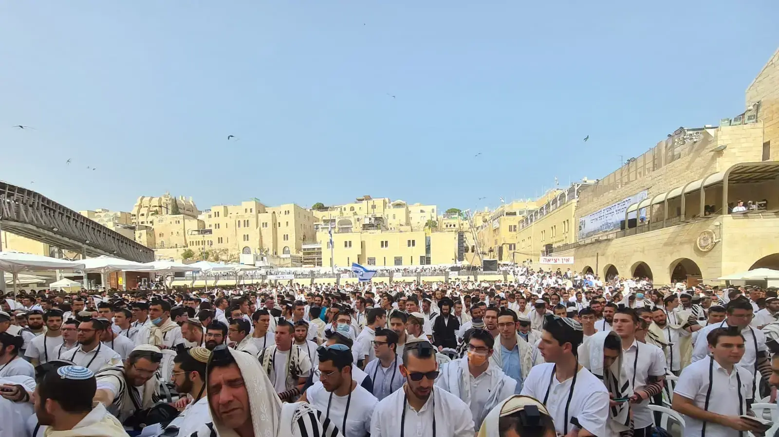 אלפי יהודים בתפילת שחרית חגגית של תלמידי ישיבות ההסדר, בכותל המערבי 10 במאי 2021 אלפי יהודים בתפילת שחרית חגגית של תלמידי ישיבות ההסדר, בכותל המערבי 10 במאי 2021