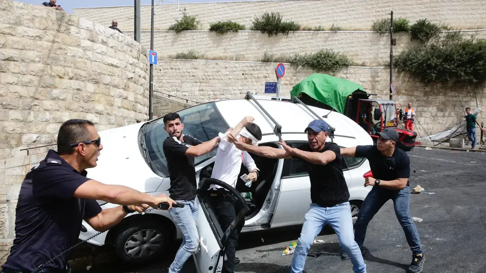 שער האריות: נהג ישראלי איבד שליטה על רכבו בשל יידוי אבנים שער האריות: נהג ישראלי איבד שליטה על רכבו בשל יידוי אבנים