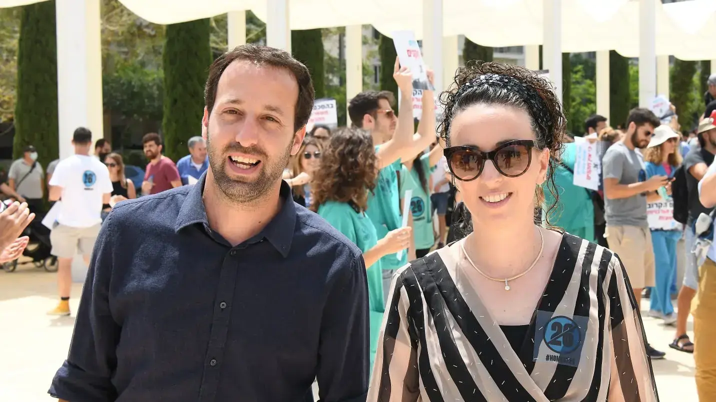 הפגנת הרופאים המתמחים במחאה על אורך התורנויות, כיכר הבימה, ת״א 10 במאי 2021 הפגנת הרופאים המתמחים במחאה על אורך התורנויות, כיכר הבימה, ת״א 10 במאי 2021