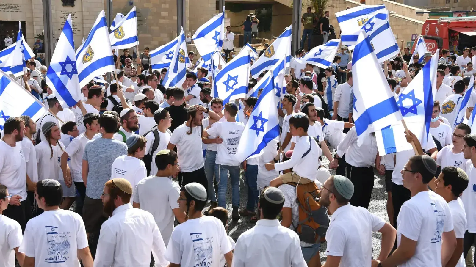 ריקוד הדגלים המסורתי ביום ירושלים-התכנסות בנות רח' בצלאל, בנים ליד בית הכנסת הגדול, 10 במאי 2021 ריקוד הדגלים המסורתי ביום ירושלים-התכנסות בנות רח' בצלאל, בנים ליד בית הכנסת הגדול, 10 במאי 2021
