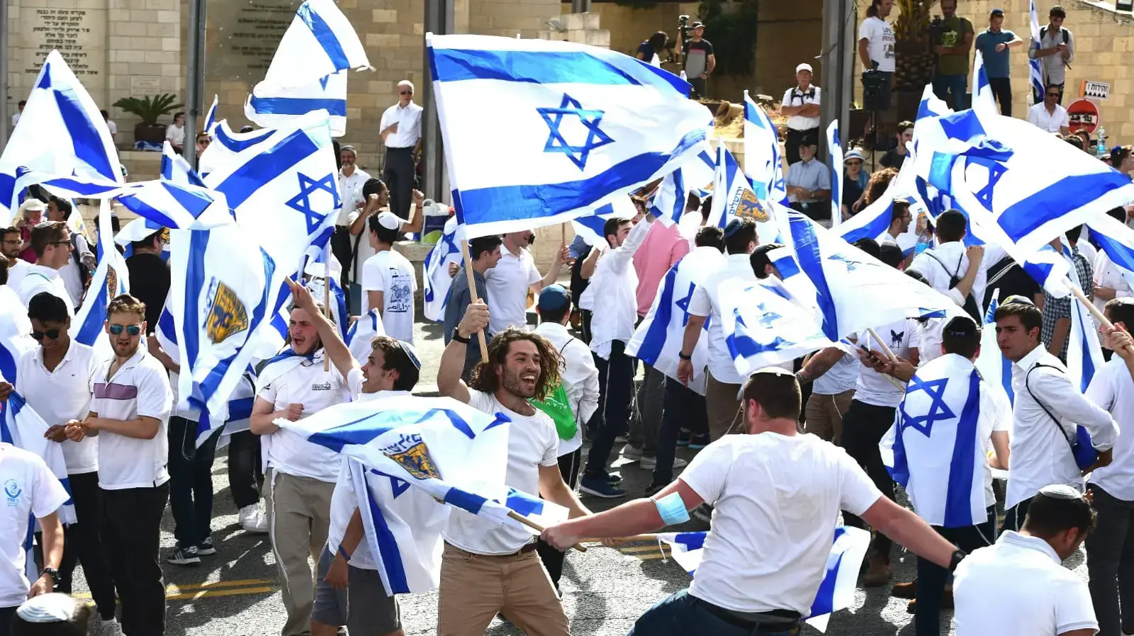 ריקוד הדגלים המסורתי ביום ירושלים-התכנסות בנות רח' בצלאל, בנים ליד בית הכנסת הגדול, 10 במאי 2021 ריקוד הדגלים המסורתי ביום ירושלים-התכנסות בנות רח' בצלאל, בנים ליד בית הכנסת הגדול, 10 במאי 2021