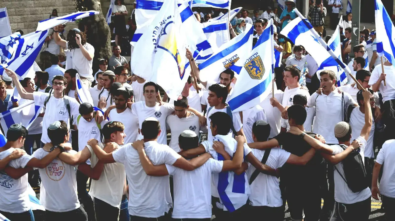 ריקוד הדגלים המסורתי ביום ירושלים-התכנסות בנות רח' בצלאל, בנים ליד בית הכנסת הגדול, 10 במאי 2021 ריקוד הדגלים המסורתי ביום ירושלים-התכנסות בנות רח' בצלאל, בנים ליד בית הכנסת הגדול, 10 במאי 2021