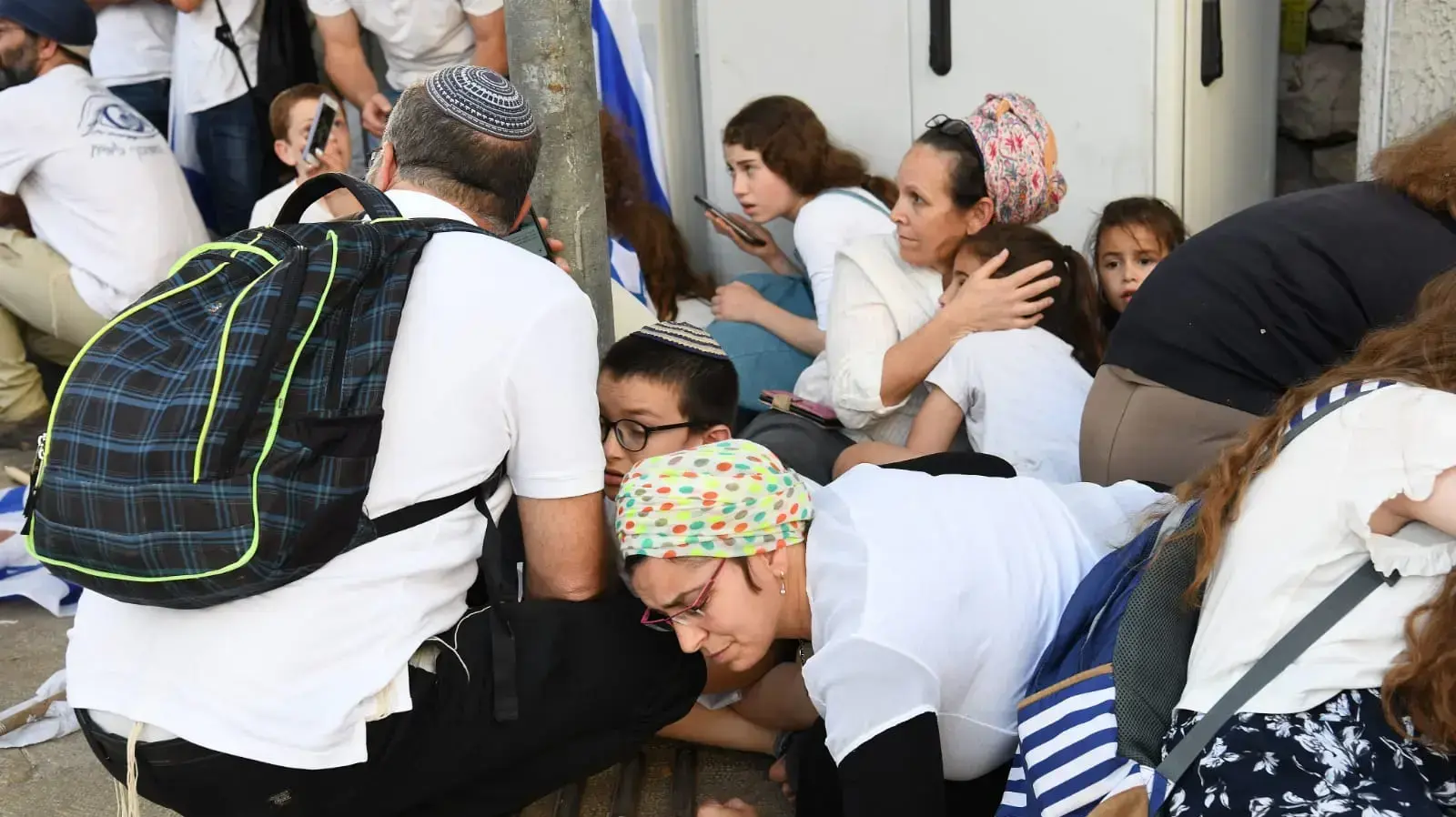 אנשים במחסה בזמן אזעקות לעבר ירושלים, 10 במאי 2021 אנשים במחסה בזמן אזעקות לעבר ירושלים, 10 במאי 2021