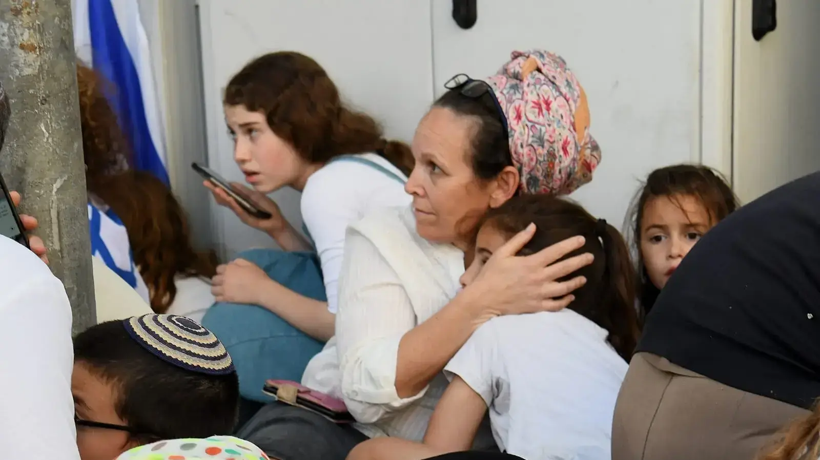 אנשים במחסה בזמן אזעקות לעבר ירושלים, 10 במאי 2021 אנשים במחסה בזמן אזעקות לעבר ירושלים, 10 במאי 2021
