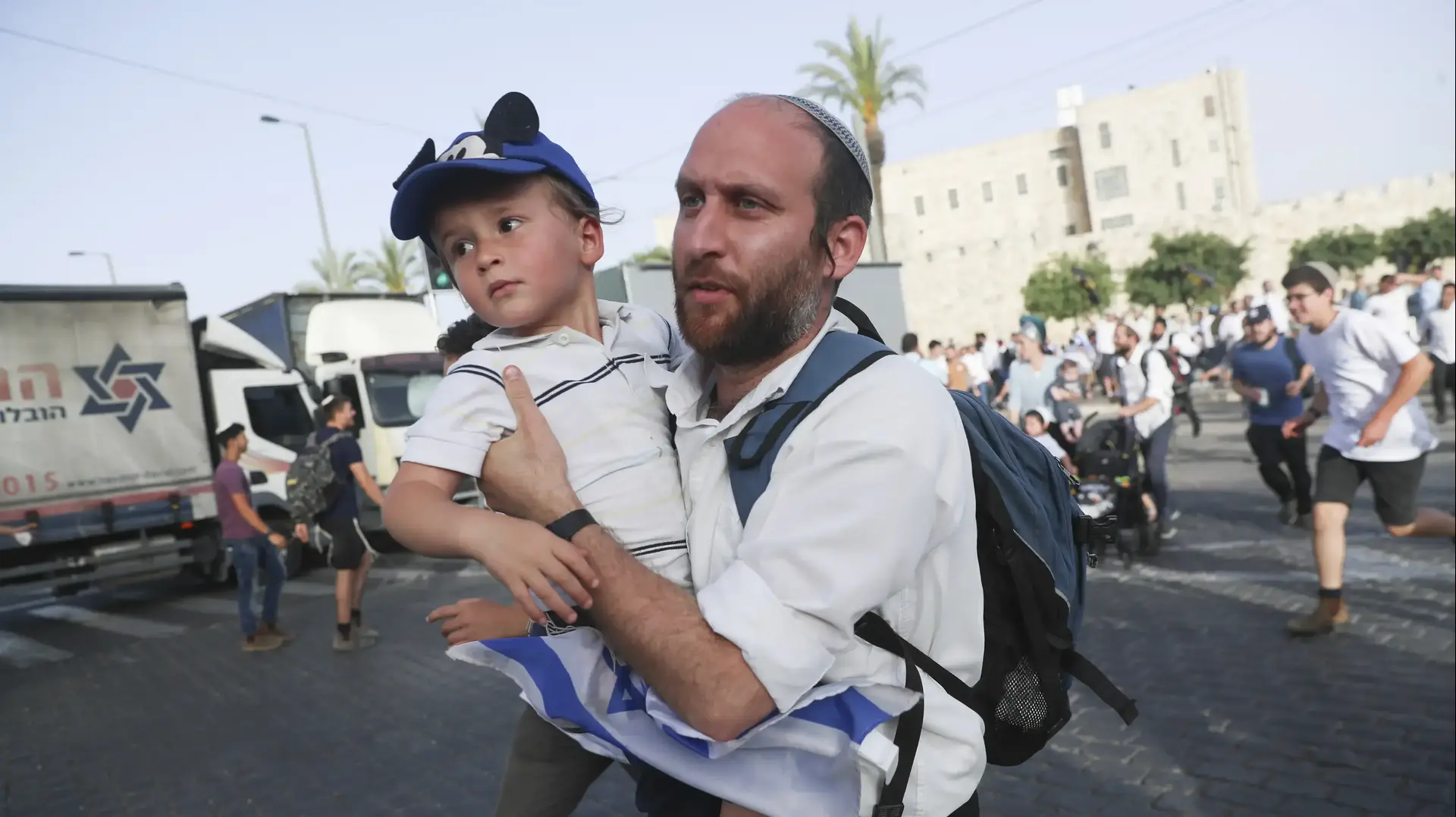 אנשים במחסה בזמן אזעקות לעבר ירושלים, 10 במאי 2021 אנשים במחסה בזמן אזעקות לעבר ירושלים, 10 במאי 2021