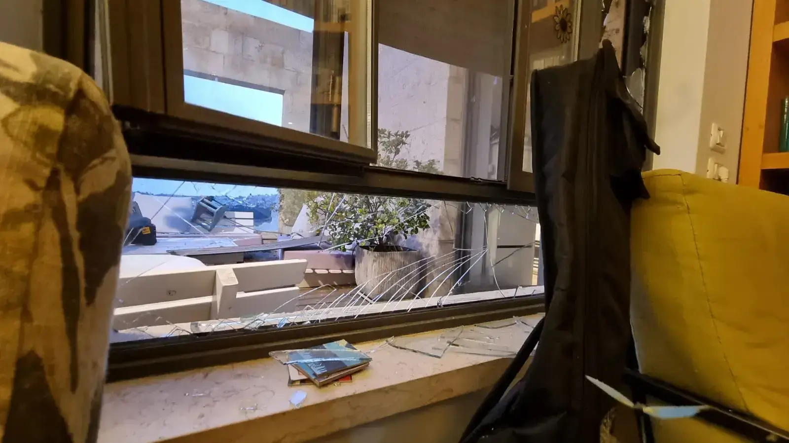נזק לבית שנפגע מפגיעת רקטה, בית נקופה, הרי ירושלים, 10 במאי 2021 נזק לבית שנפגע מפגיעת רקטה, בית נקופה, הרי ירושלים, 10 במאי 2021