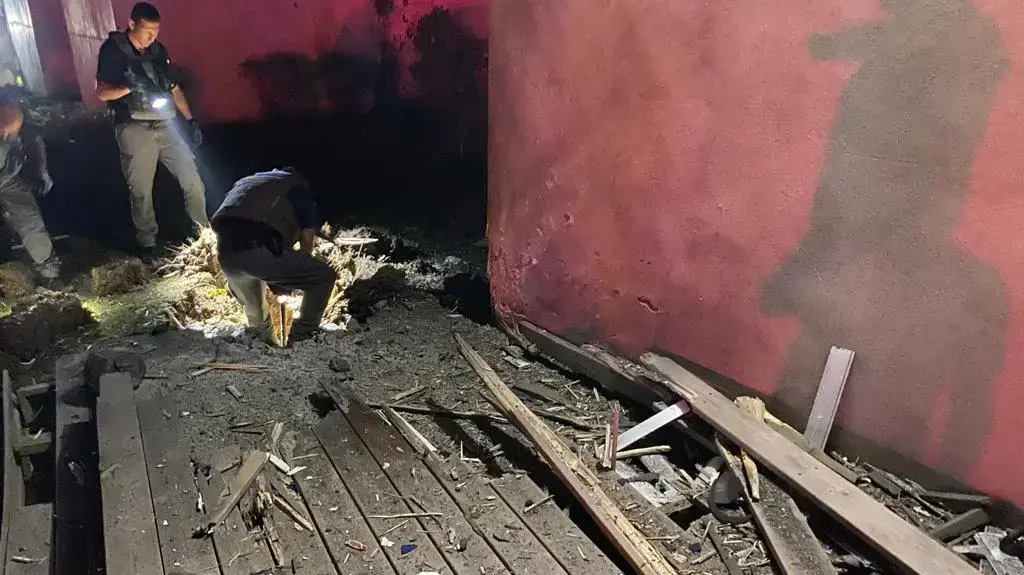 בית בשער הנגב, לאחר פגיעה ישירה של רקטה, 11 במאי 2021 בית בשער הנגב, לאחר פגיעה ישירה של רקטה, 11 במאי 2021