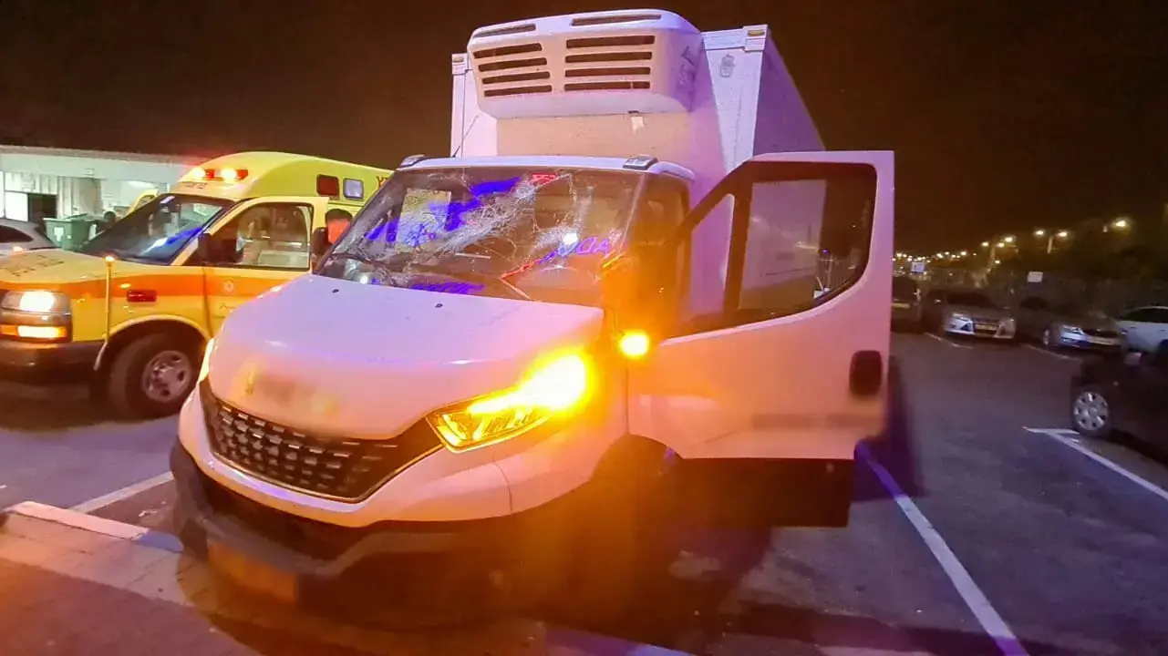 רכב ששמשותיו נופצו באמצעות יידוי אבנים בכביש 65 סמוך לאום אל-פחם, 11 במאי 2021 רכב ששמשותיו נופצו באמצעות יידוי אבנים בכביש 65 סמוך לאום אל-פחם, 11 במאי 2021