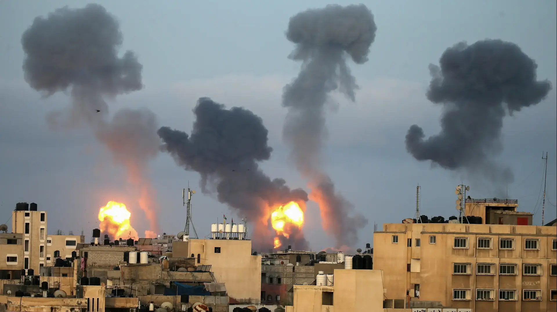 - עשן מיתמר מתקיפות צה"ל בדרום רצועת עזה, 11 במאי 2021
- עשן מיתמר מתקיפות צה"ל בדרום רצועת עזה, 11 במאי 2021