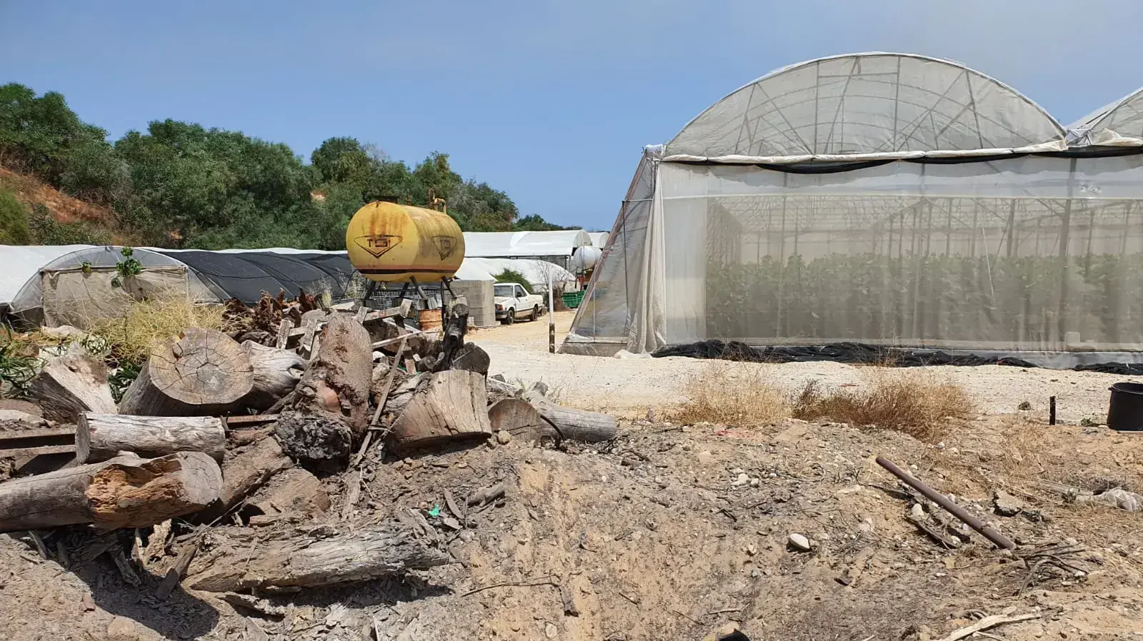 נפילת רקטה בחממות הצפוניות בנתיב העשרה, 11 במאי 2021 נפילת רקטה בחממות הצפוניות בנתיב העשרה, 11 במאי 2021