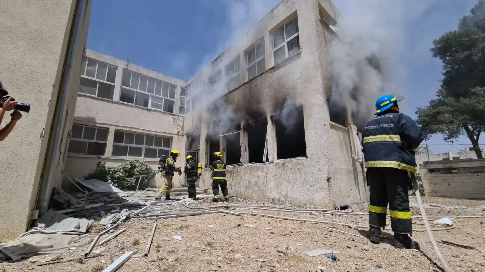 נזק כבד לרכבי כיבוי בעקבות יידוי אבנים
פגיעה ישירה בבית ספר באשקלון, 11 במאי 2021 נזק כבד לרכבי כיבוי בעקבות יידוי אבנים
פגיעה ישירה בבית ספר באשקלון, 11 במאי 2021