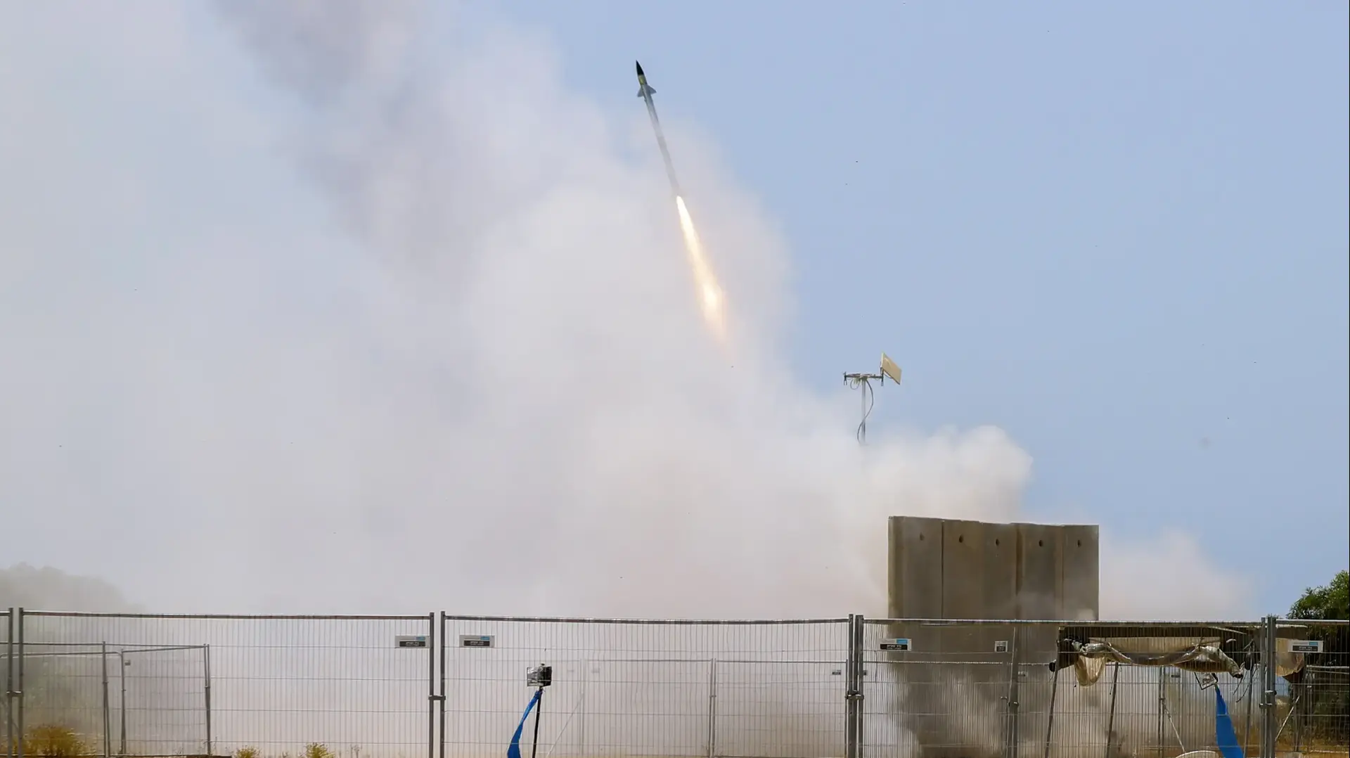 שיגור של טיל מיירט של כיפת ברזל לעבר רקטה ששוגרה מרצועת עזה אל אשקלון, 11 במאי 2021 שיגור של טיל מיירט של כיפת ברזל לעבר רקטה ששוגרה מרצועת עזה אל אשקלון, 11 במאי 2021