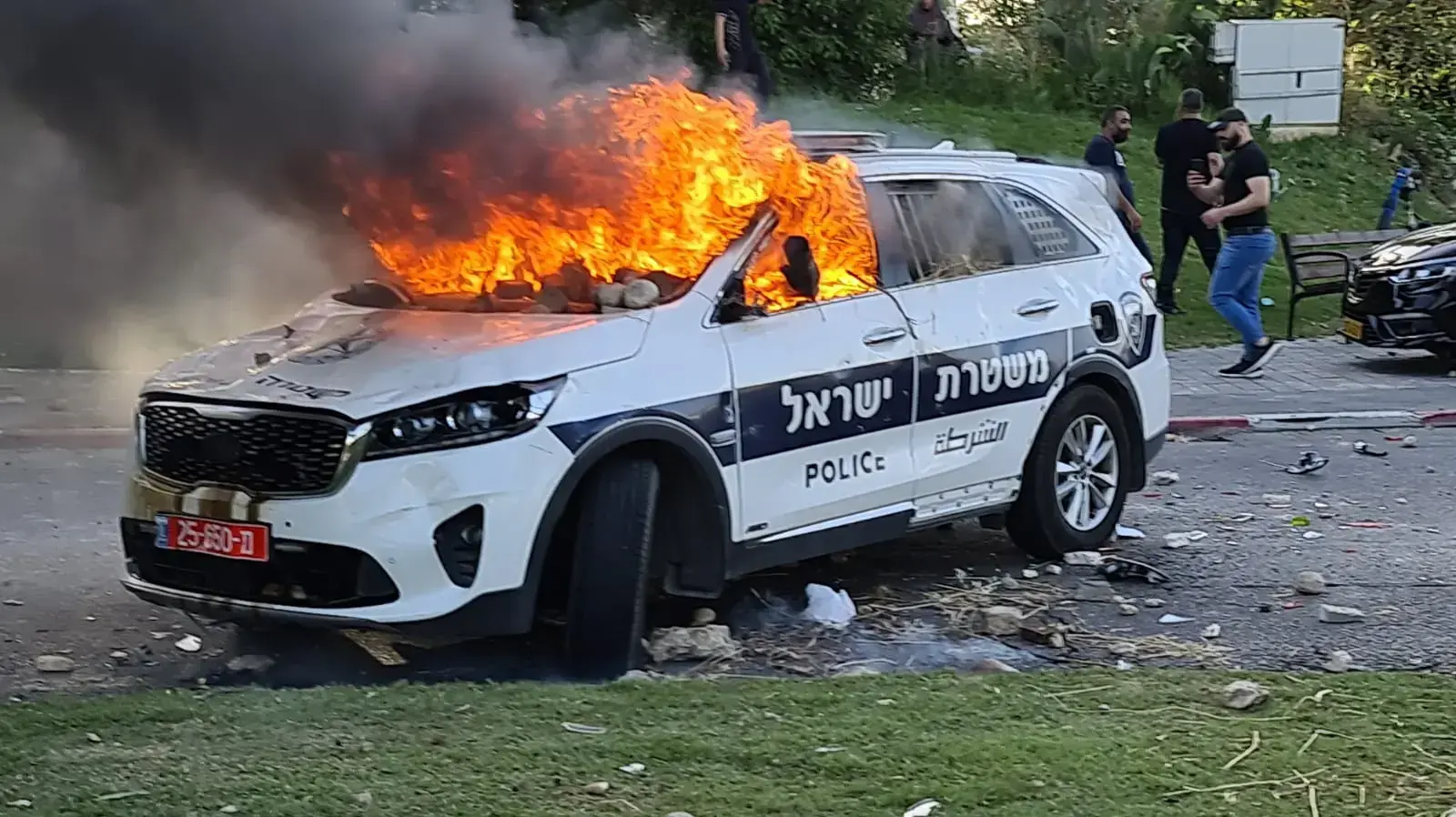 שריפת ניידת משטרה במהלך המהומות בלוד 11 במאי 2021 שריפת ניידת משטרה במהלך המהומות בלוד 11 במאי 2021