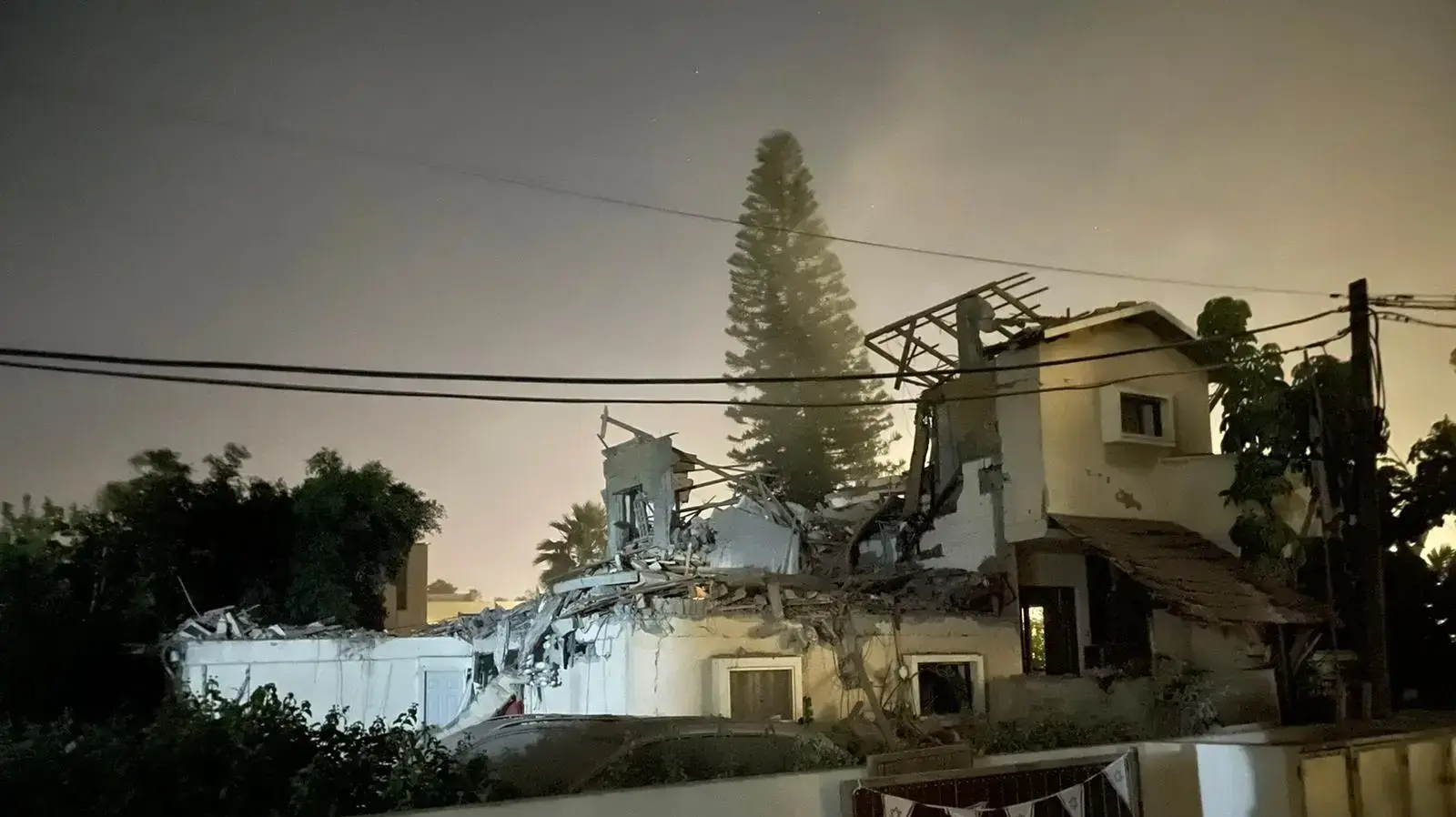 בית ביהוד שנפגע מרקטה. 12 במאי 2021 בית ביהוד שנפגע מרקטה. 12 במאי 2021