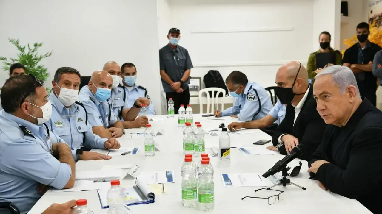 ראש הממשלה בנימין נתניהו הגיע היום לתחנת המשטרה בעכו לדיון הערכת מצב בעקבות האירועים בעיר יחד עם ראש העיר שמעון לנקרי, שר הבט"פ אמיר אוחנה, מפכ"ל המשטרה קובי שבתאי, 12 במאי 2021 ראש הממשלה בנימין נתניהו הגיע היום לתחנת המשטרה בעכו לדיון הערכת מצב בעקבות האירועים בעיר יחד עם ראש העיר שמעון לנקרי, שר הבט"פ אמיר אוחנה, מפכ"ל המשטרה קובי שבתאי, 12 במאי 2021